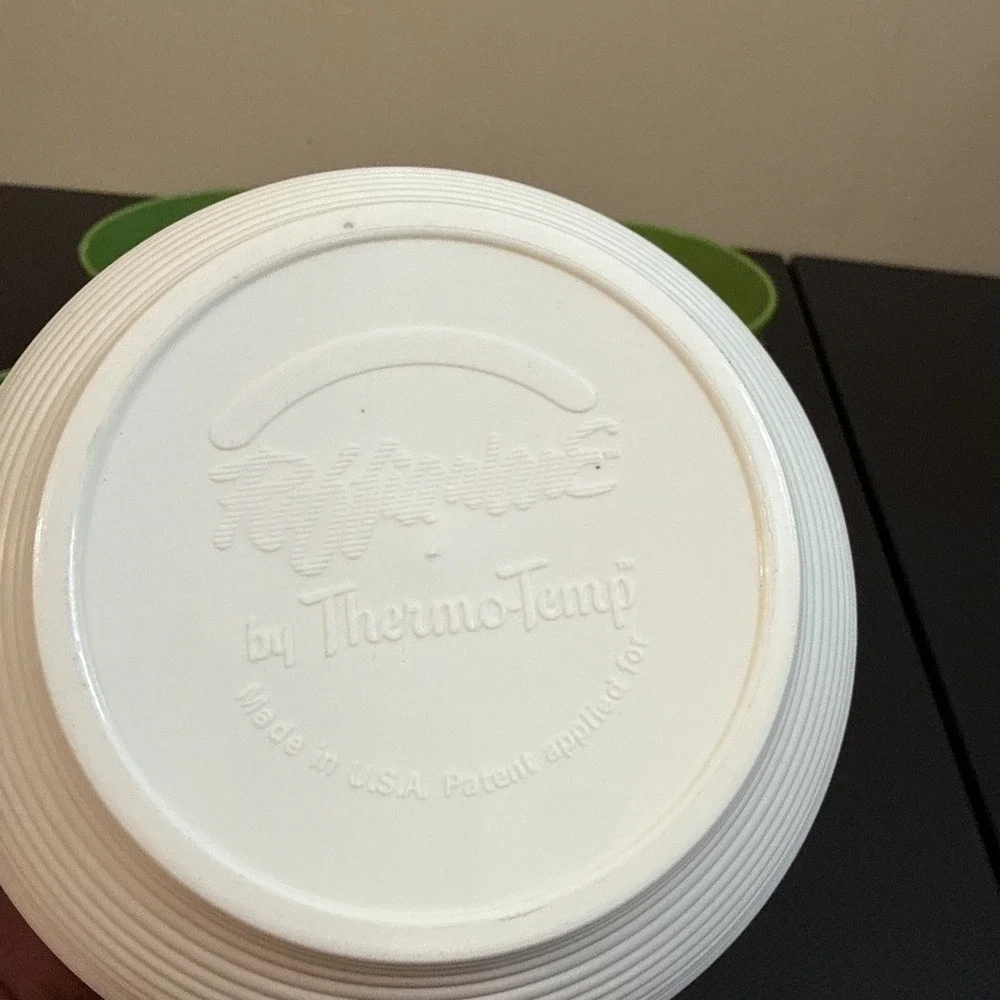 Set Of 4 Vintage Rafia Ware Thermo Temp Bowls. Green And White